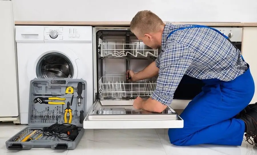 Beylikdüzü Hotpoint servisi teknisyen ekibi beyaz eşya tamiri yaparken